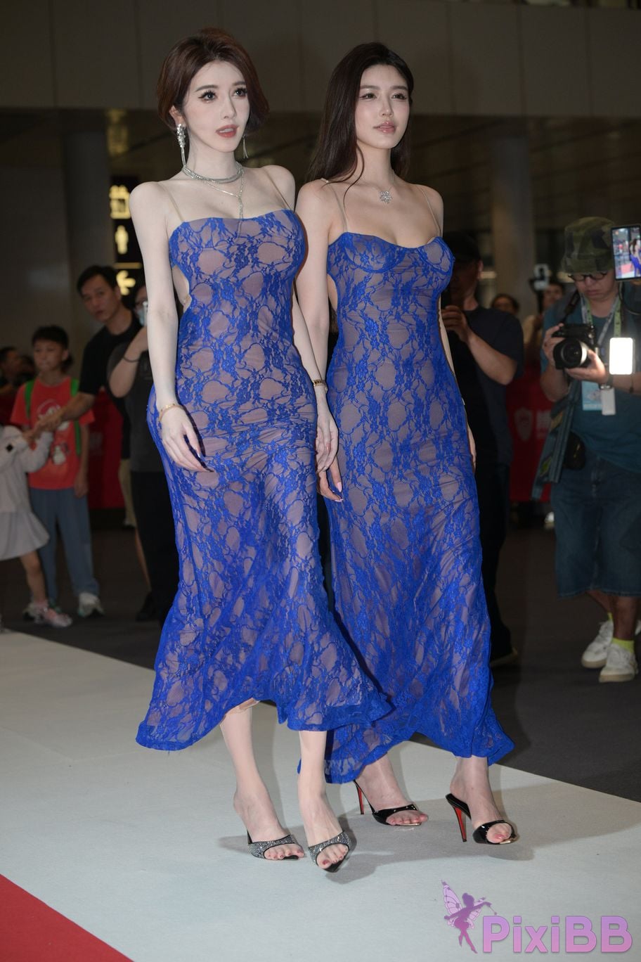 Featured Street Photography Works No.5904 Double beauties in blue skirt PixiBB.COM 042