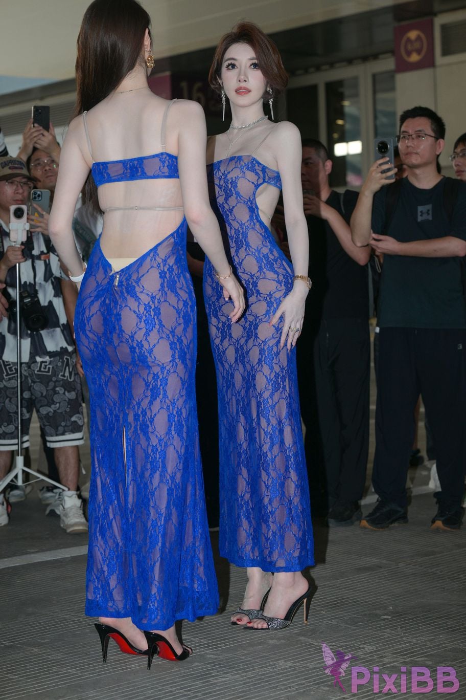 Featured Street Photography Works No.5904 Double beauties in blue skirt PixiBB.COM 051