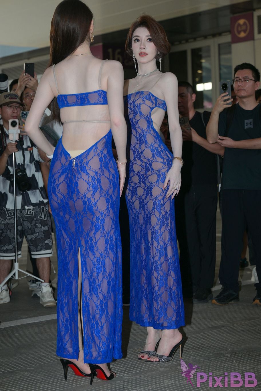 Featured Street Photography Works No.5904 Double beauties in blue skirt PixiBB.COM 052