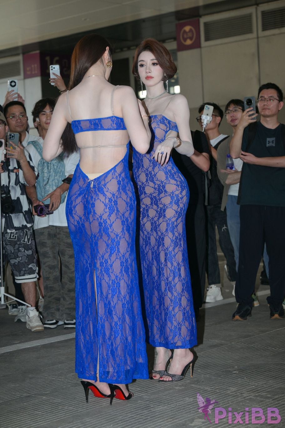 Featured Street Photography Works No.5904 Double beauties in blue skirt PixiBB.COM 055