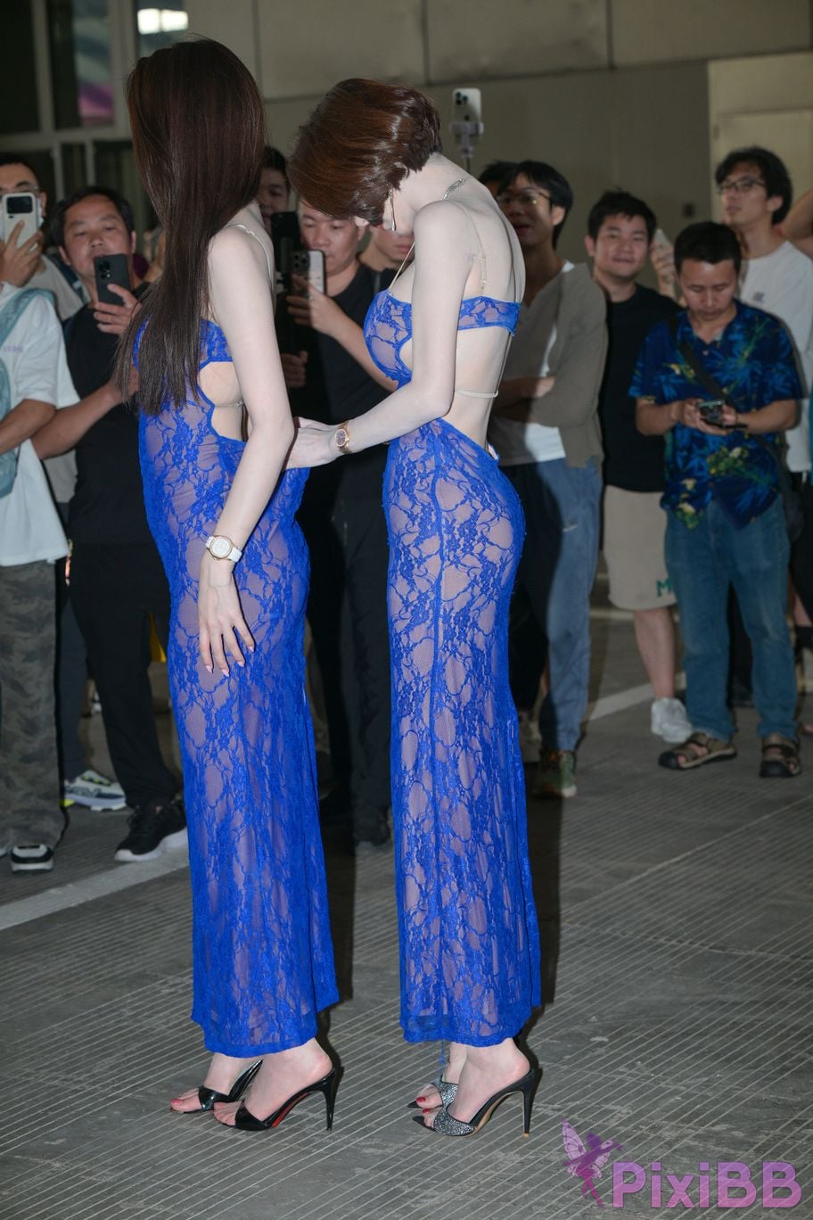Featured Street Photography Works No.5904 Double beauties in blue skirt PixiBB.COM 064