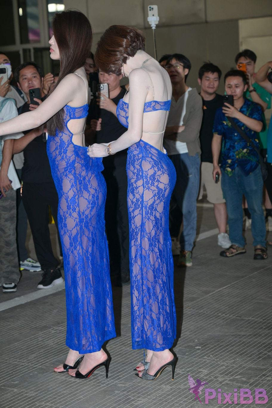 Featured Street Photography Works No.5904 Double beauties in blue skirt PixiBB.COM 065