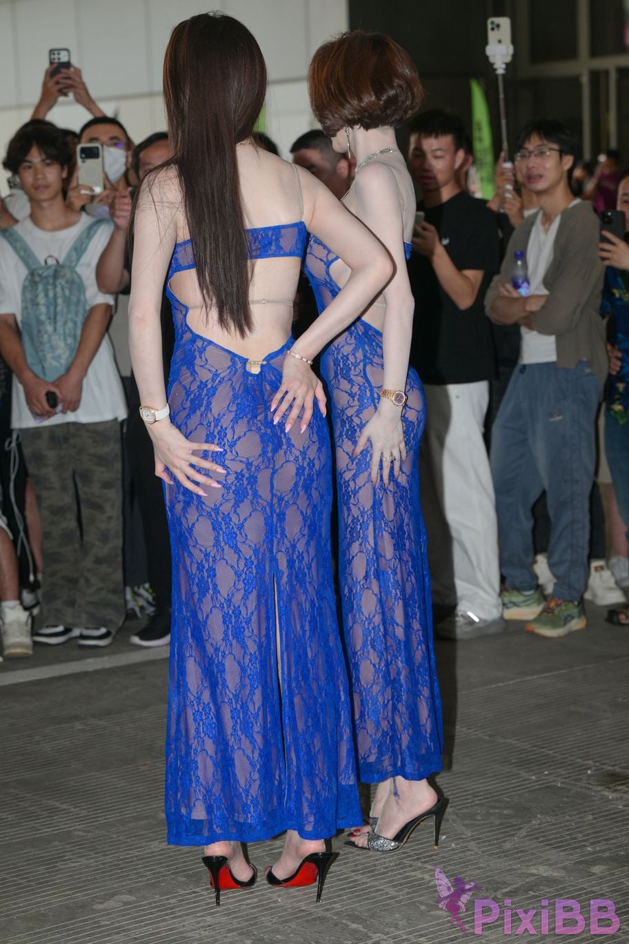 Featured Street Photography Works No.5904 Double beauties in blue skirt PixiBB.COM 079