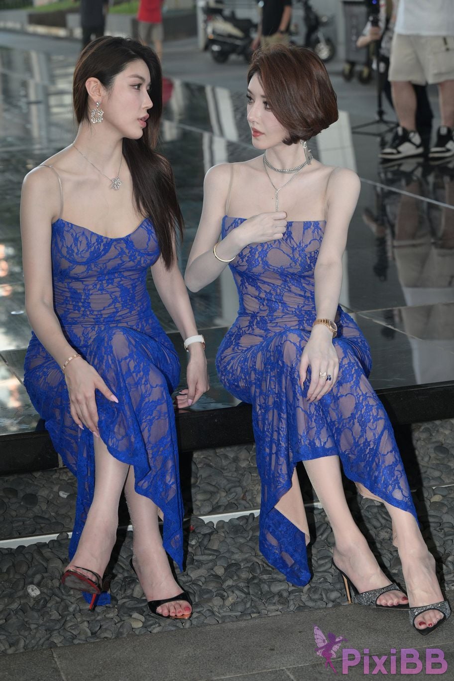 Featured Street Photography Works No.5904 Double beauties in blue skirt PixiBB.COM 204
