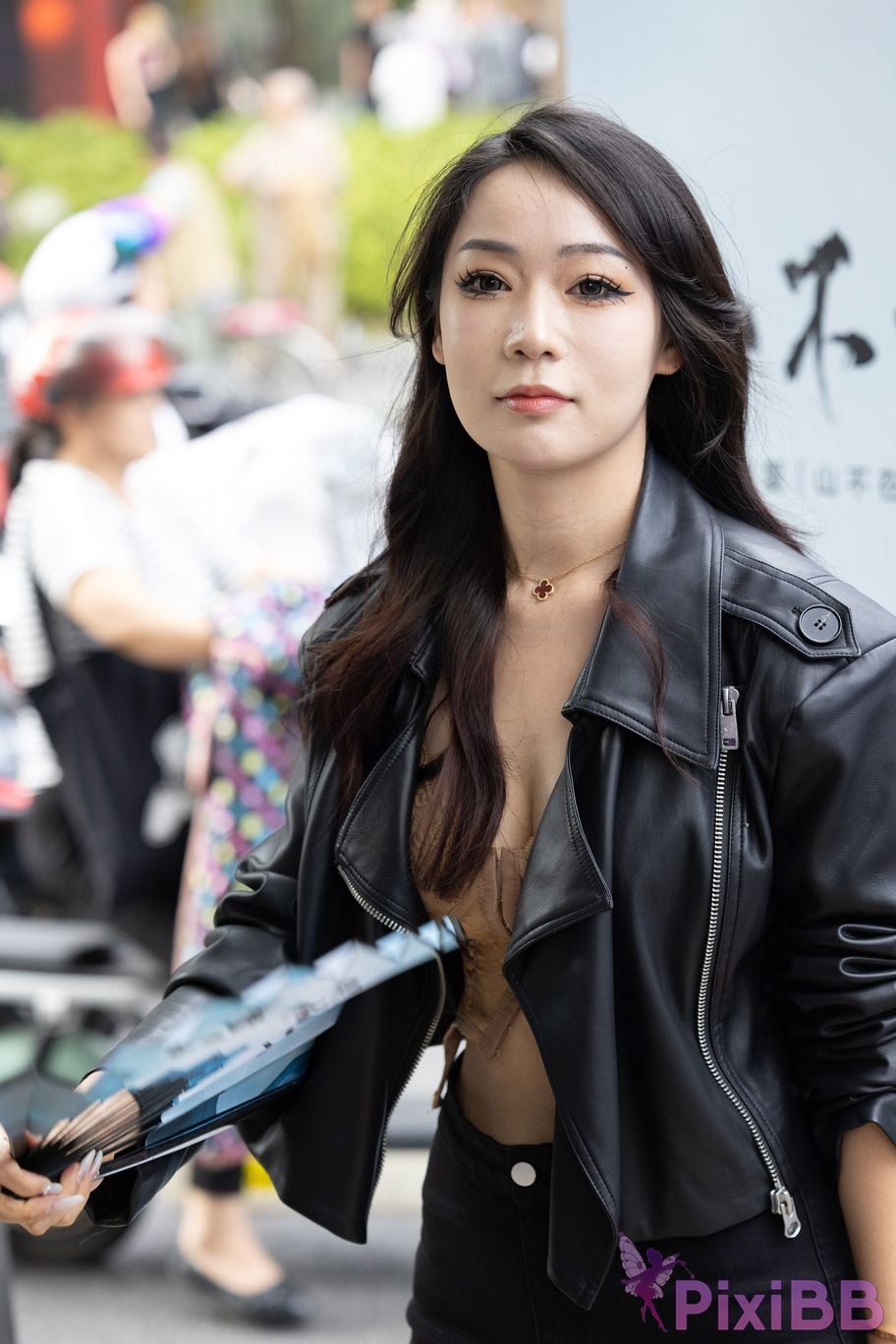 Featured Street Photography Works No.5910 The best lady with beautiful breasts PixiBB.COM 001
