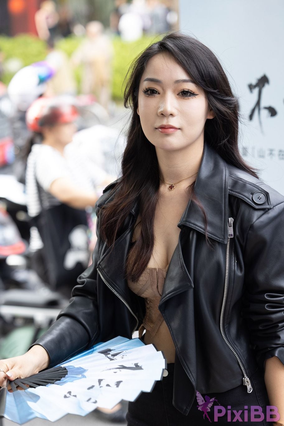 Featured Street Photography Works No.5910 The best lady with beautiful breasts PixiBB.COM 002