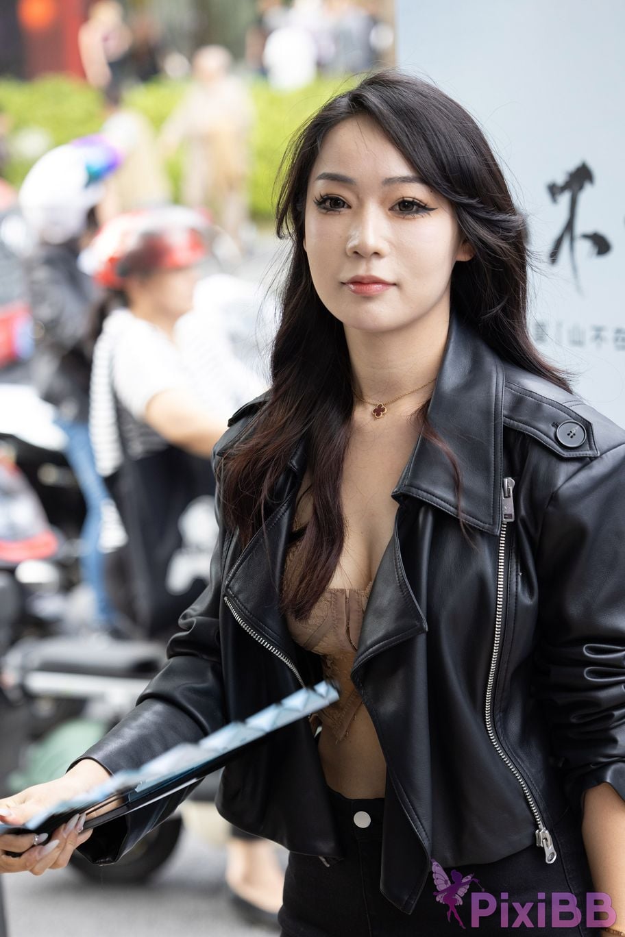 Featured Street Photography Works No.5910 The best lady with beautiful breasts PixiBB.COM 003