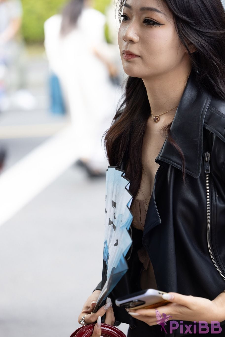 Featured Street Photography Works No.5910 The best lady with beautiful breasts PixiBB.COM 011