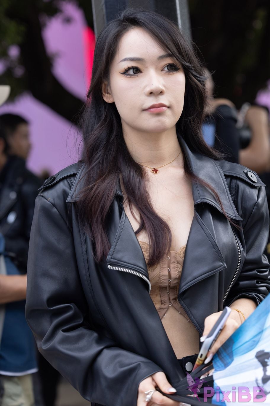 Featured Street Photography Works No.5910 The best lady with beautiful breasts PixiBB.COM 014