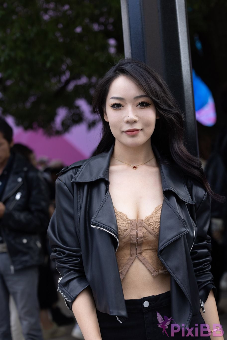 Featured Street Photography Works No.5910 The best lady with beautiful breasts PixiBB.COM 031