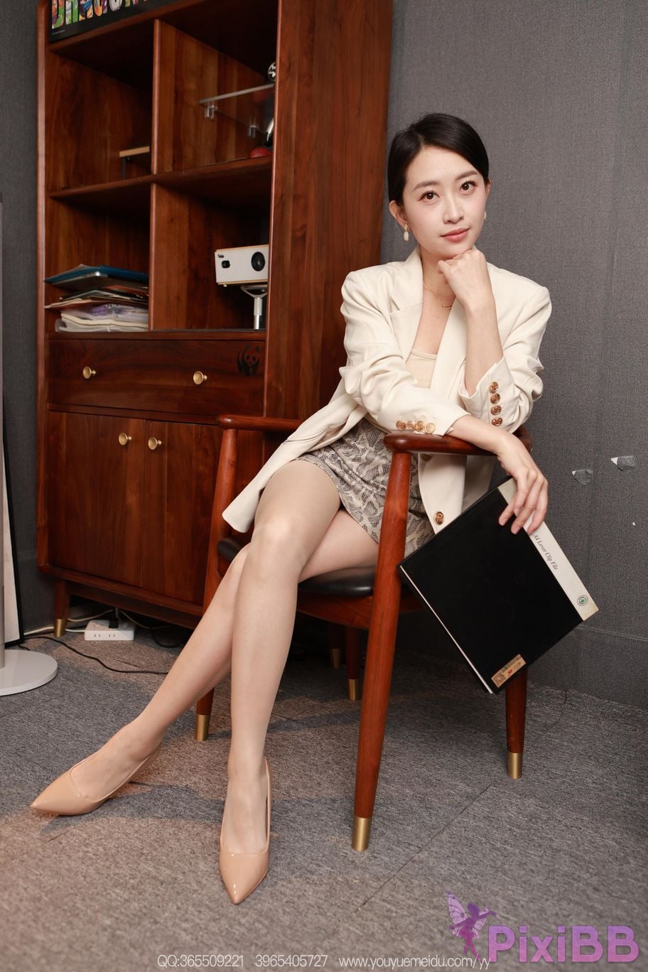 IESS Unconventional Interests No.2297 Xiaojie Python pattern leather skirt Down PixiBB.COM 088