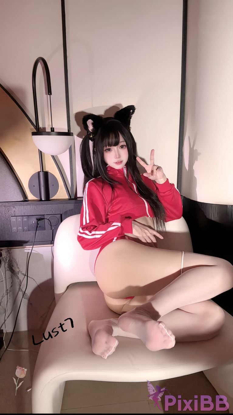 Cosplayer Qiqi be good red gym suit PixiBB.COM 014