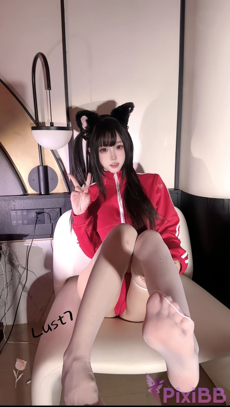 Cosplayer Qiqi be good red gym suit PixiBB.COM 019