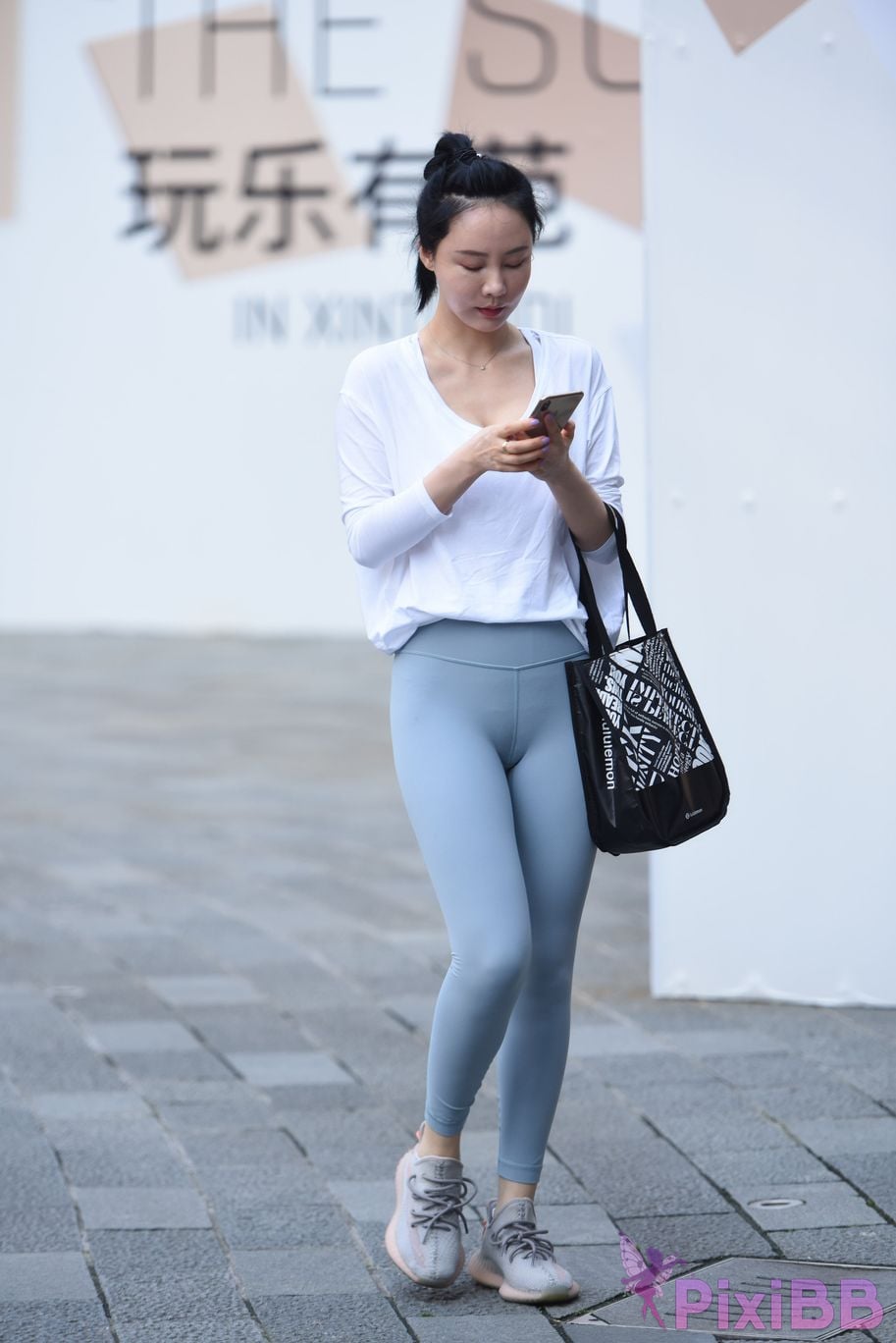 Featured Street Photography Works No.5929 Blue tights with pert buttocks PixiBB.COM 001