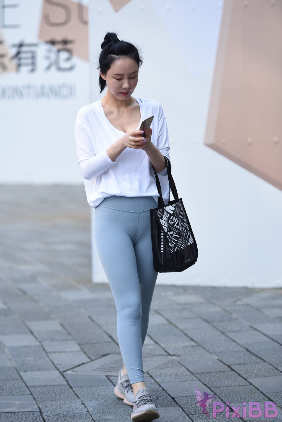 Featured Street Photography Works No.5929 Blue tights with pert buttocks PixiBB.COM 003