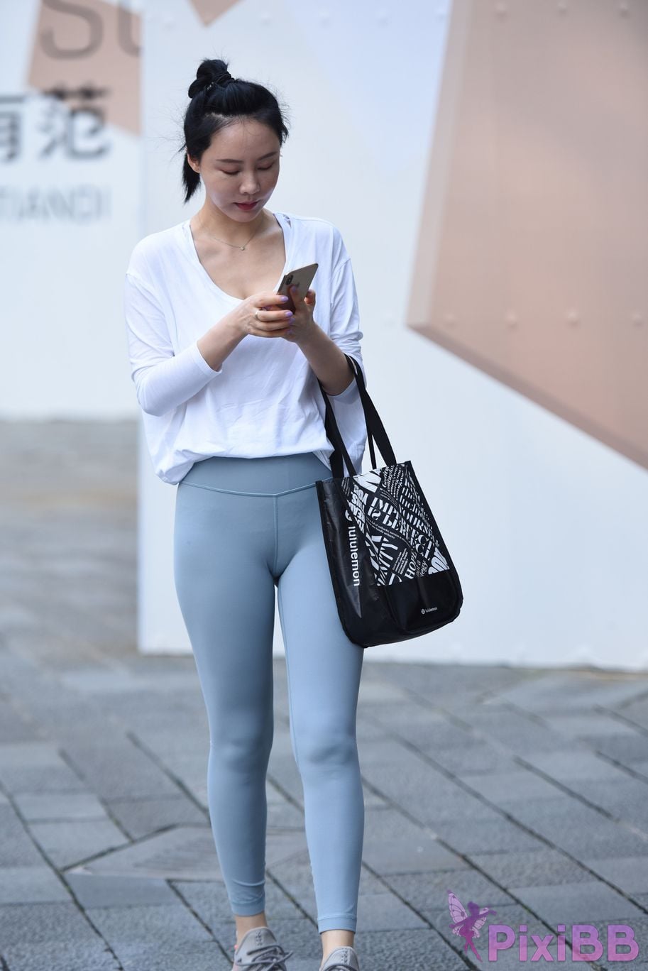 Featured Street Photography Works No.5929 Blue tights with pert buttocks PixiBB.COM 005