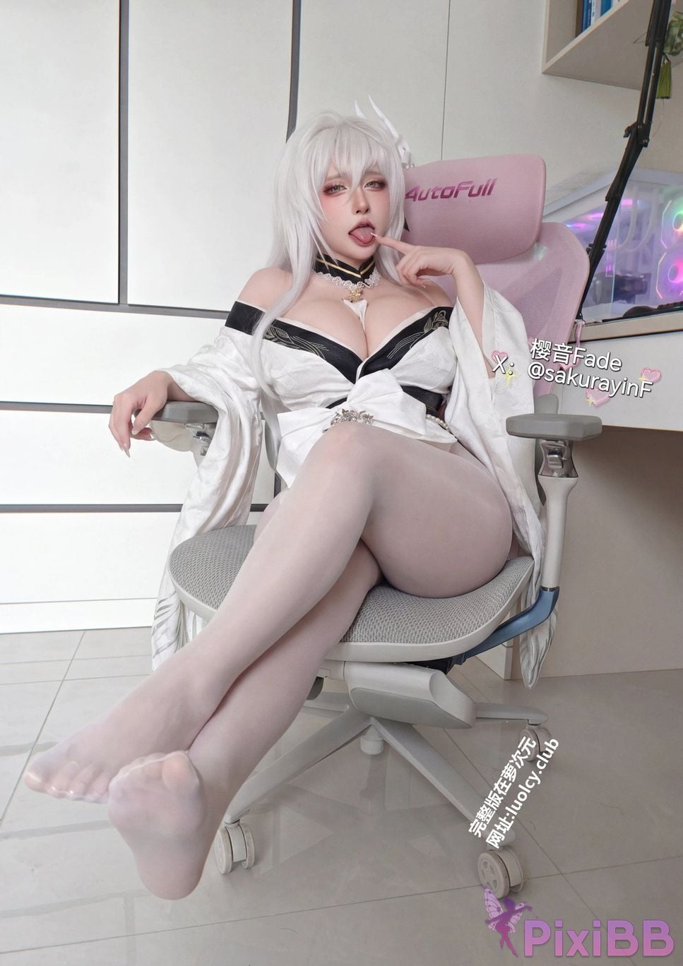 Cosplayer sakurayinF Yingyin Fade Top Big Boobs Welfare Girl PixiBB.COM 236
