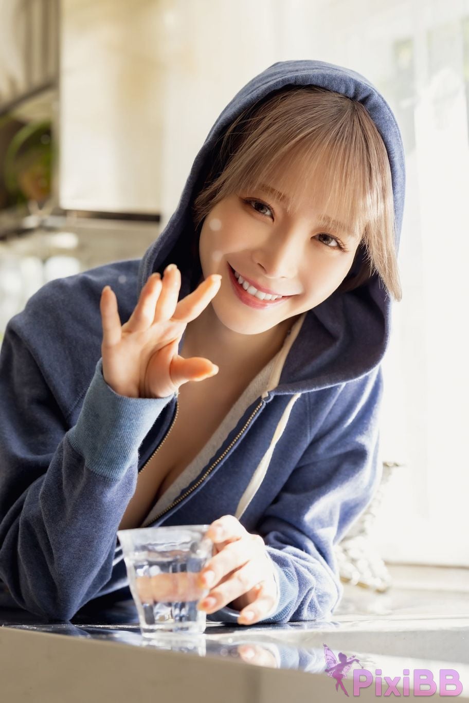Japanese Idol Kana Momonogi I s i t M o m n g Be Charmed Vol.1 3 FRIDAY digital photo book PixiBB.COM 022
